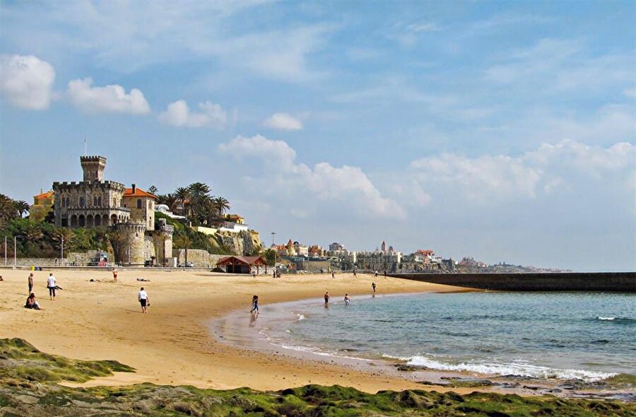 Tamariz Plajı / Lizbon-Portekiz
Lizbon'a bir saatlik tren yolculuğu mesafesindeki plaj hem yerli hem de yabancı turistlerin ilgi odağı durumunda. Tamariz'de denize girmek ise serbest.