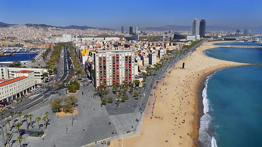Barceloneta Plajı / Barcelona-İspanya
Barceloneta Plajı, 1992 Olimpiyatları öncesinde düzenlendi. Daha önce bu bölge kafe ve restoranlarla doluyken 92'den sonra plaj haline getirildi. 