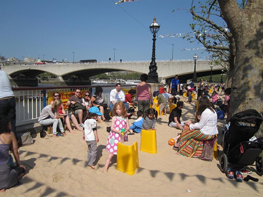 South Bank Plajı / Londra-İngiltere
South Bank kaldırım üzerinde bulunan bir plaj... Londralıların zaman zaman aileleriyle güneşin tadını çıkardığı farklı bir görüntüye sahip bu plajı, yolunuz İngiltere'ye düşerse mutlaka ziyaret edin.