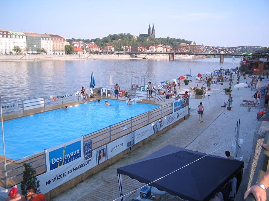 Vltava River Plajı / Prag-Çek Cumhuriyeti
Nehir kenarındaki plajı inşa edebilmek için yetkililer yaklaşık 500 ton kum kullandı. Ayrıca nehir kenarında bulunan havuzlar sayesinde de ziyaretçiler serinleyebiliyor.