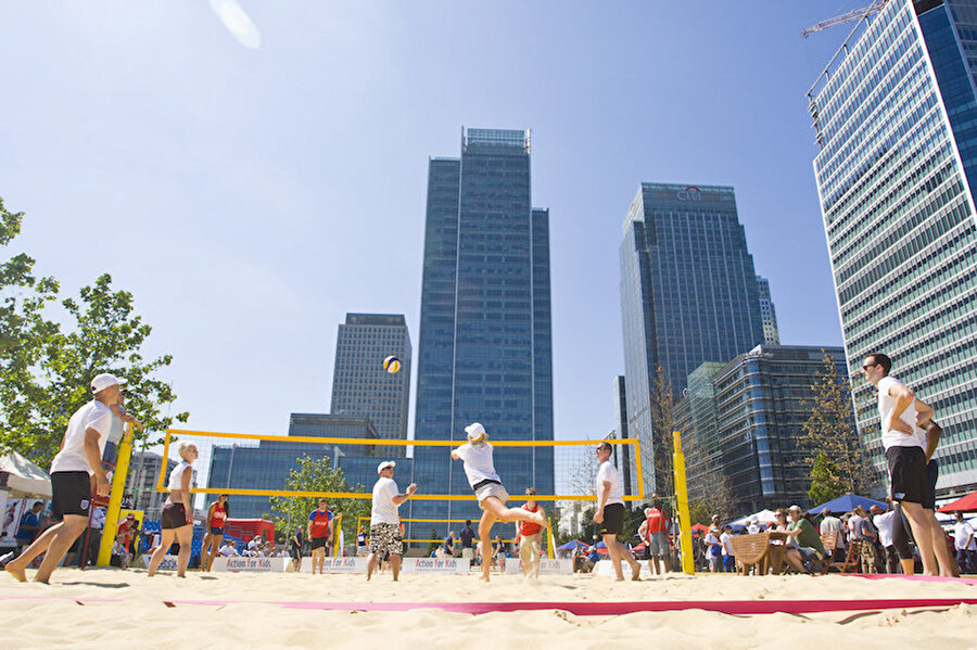 Canary Wharf Plajı / Londra-İngiltere
Şehrin ortasında bulunan plaj daha çok voleybol oynayanlar tarafından tercih ediliyor.