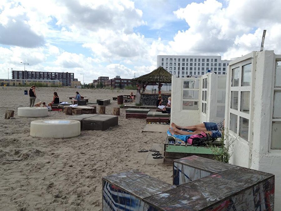 Blijburg Aan Zee Plajı / Amsterdam-Hollanda
Haziran ile eylül ayları arasında açık olan halk plajı özellikle gençlerin uğrak mekanlarından biri.