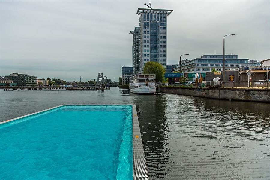 Badeschiff Plajı / Berlin-Almanya
Küçük bir kumsal ve havuzdan oluşan plaj, yaz aylarında yoğun ilgi görüyor.