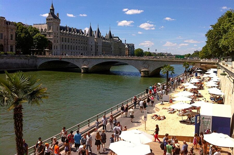 Paris Plajı / Paris-Fransa
Havanın aşırı sıcak olduğu dönemlerde insanların yalnızca güneşlenebildiği bir plaj. Serinlemek için burada denize ya da havuza girmek mümkün değil.