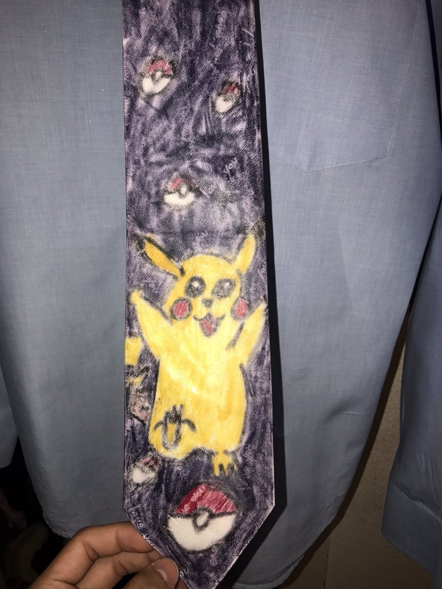 Robert Olivio ise oğlunun hazırladığı Pikachulu kravatı yıllarca sakladı. 