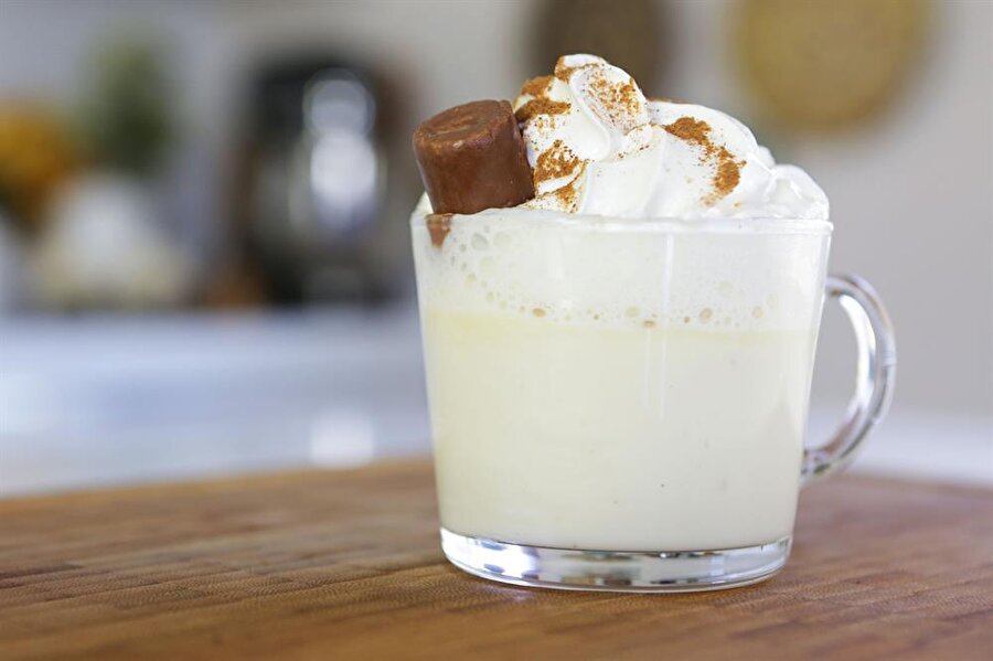 Çikolata tadına doyamayanlar için
Aynı malzemeleri kullanarak elde ettiğiniz karışıma, beyaz çikolata ilave ederek de yapmanız mümkün. Bitter çikolatayla yaptığınız lezzetten biraz daha ağır olacağı kesin; ama çikolataya doyamayanlar için ideal bir lezzet.