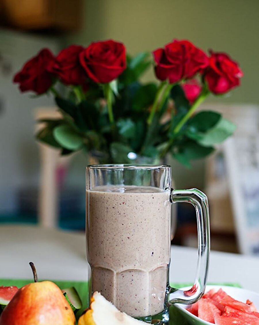 Karpuz kabuğu smoothie
Sıcak yaz günlerinde bu tarif içinizi serinletecek.Malzemeler:3 su bardağı su 3 su bardak karpuz kabuğu (küp küp kesilmiş)
2 yemek kaşığı chia tohumu
1 adet armut2 su bardağı dondurulmuş mango1/2 çay kaşığı toz tarçın1 su bardağı dondurulmuş kiraz veya çilek
Tüm malzemeleri blenderdan geçirin ve afiyetle için. Blendera parçalanmış buz da ekleyebilirsiniz.