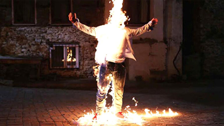 Rol gereği kendini yaktı!
Türkiye'ye döndükten sonra farklı sektörlere iş yapan Değirmenci, yeniden oyunculuğa döndü.Melih Değirmenci, yapımcılığını Servet-Ebru Aksoy'un üstlendiği, yönetmen koltuğunda ise Adnan Güler'in oturduğu "Büyü 2" filminde oynadı. Filmin 23 Haziran'da vizyona girmesi planlanıyor.