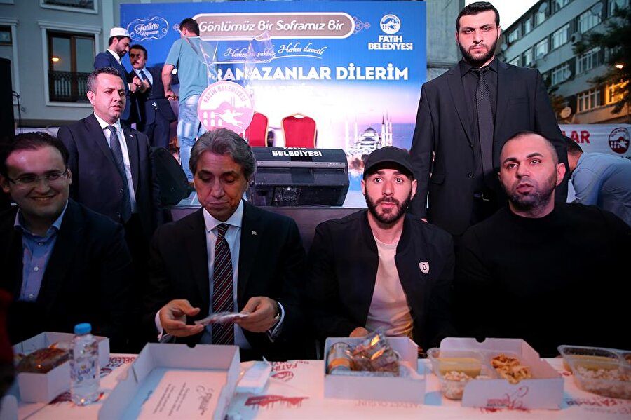 ​Real Madrid'li yıldız Benzema, Fatih'te sokak iftarına katıldı