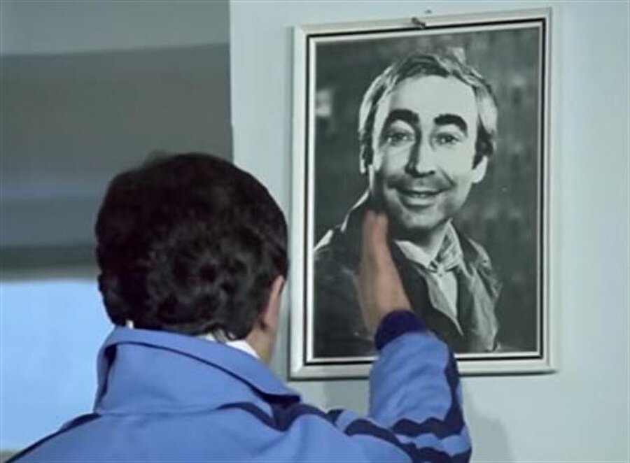 Fotoğrafa dikkat!

                                    1981 yapımı Hababam Sınıfı Güle Güle filminde Badi Ekrem'in fotoğrafının olduğu çerçevenin fotoğrafı kırılmışken, sonraki sahnede kırılmamış olarak duruyor.
                                