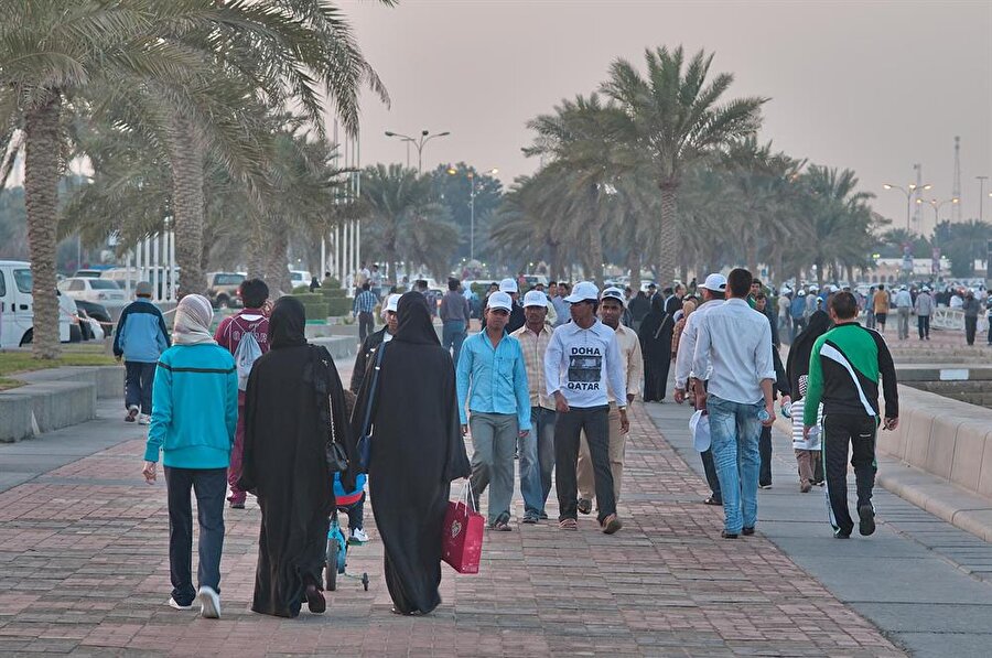 Resmi dili Arapça olan ülkede Katarlı Araplardan çok yabancı işçiler yaşıyor. İşçi ülkesi olarak bilinen Katar'da yabancıların oranı yüzde 87.

                                    
                                    
                                    
                                    
                                    
                                    
                                    
                                    
                                
                                
                                
                                
                                
                                
                                
                                