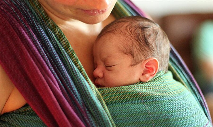 
                                    Bebekler özellikle yeni doğduklarından slingler sayesinde kendilerini anne karnında gibi hissederler.
                                