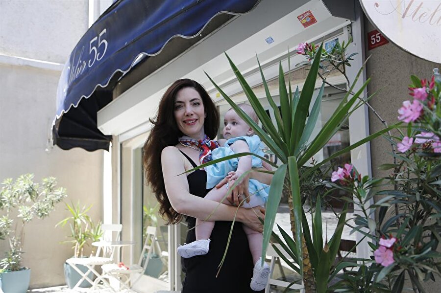 Akasya Asıltürkmen ile küçük kızı Pera.