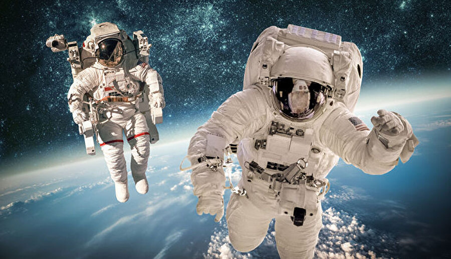 Nasıl Astronot olunur? 
Astronotlar insanlı uzay araştırmalarında görev yapan kişilerdir. Astronotların sorumluluklarının uzayda yapmaları gereken işlerle sınırlı olduğunu düşünebilirsiniz. Ancak bu kişiler astronot olmadan önce uzun ve zorlu bir eğitim sürecinden geçer.

  
Uzay araştırmaları denildiğinde aklımıza çoğunlukla ABD ve Rusya gelse de Avrupa Uzay Ajansı (ESA), Japonya Uzay Araştırmaları Ajansı (JAXA), Kanada Uzay Ajansı (CSA) gibi farklı ülkelerin uzay araştırmalarından sorumlu kuruluşları da uzaya astronot gönderiyor. Bu nedenle astronot olmak için gerekli şartlar ülkeden ülkeye değişebilir.

  
Astronot olmak için mühendislik, temel bilimler (fizik, kimya, biyoloji, matematik) ve bilgi teknolojileri alanında en az lisans derecesinde eğitim almış olmak gerekiyor. Astronotların çoğunun bu alanlarda yüksek lisans ya da doktora derecesi var.

  
Astronotların aynı zamanda uzaydaki zorlu koşullara (ağırlıksız ortam koşulları, ani basınç değişimleri gibi) dayanabilmesi için fiziksel ve psikolojik olarak sağlıklı olmaları gerekiyor.

  
Astronotların uzayda gerçekleştirecekleri görevlere göre sahip olmaları gereken özellikler değişebiliyor. Örneğin uzay araçlarını ve Uluslararası Uzay İstasyonu’nu (ISS) komuta eden astronotların belirli bir uçuş süresi tecrübesi olması gerekiyor. Örneğin NASA’da en az 1000 saat kaptan pilot tecrübesine sahip olma şartı bulunuyor. Ayrıca görme keskinliklerinin 20/20 olması (belirli büyüklükteki bir nesnenin 20 feet yani yaklaşık 6 metre uzaktan görülebilmesi), oturma durumunda tansiyonlarının 140/90 mmHg değerini aşmaması ve boylarının 1,60 m - 1,90 m arasında olması gerekiyor. 
  
Uluslararası Uzay İstasyonu’nda görev yapacak astronotların iyi derecede İngilizce ve Rusça bilmesi tercih sebebi. Astronotların genellikle asker kökenli olduğu zannedilse de aslında astronot olmak için böyle bir koşul yok.

  
Astronot olmak için gerekli temel koşulları sağlayanlar başvuru yapabiliyor. Başvurusu kabul edilen adaylar psikolojik ve fiziksel bazı testlerden geçirildikten sonra mülakata alınıyor. Bu aşamaları geçen adaylar yoğun bir eğitim programına başlıyor. NASA’da eğitim süreci yaklaşık 2 yıl sürerken, ESA astronot adaylarının 40 aylık bir eğitim sürecini tamamlaması gerekiyor.

  
ESA’nın temel eğitimi yaklaşık 16 ay sürüyor ve bu süreçte astronot adayları aerodinamik, ağırlıksız ortam araştırmaları, Uluslararası Uzay İstasyonu’nun üzerindeki sistemler, robot uygulamaları hakkında eğitim alıyor. Yaklaşık 1 yıl süren ileri düzey eğitimlerde ise ISS’ye kenetli farklı modüllerin ve ISS’ye mürettebat ve malzeme taşıyan Soyuz uzay araçlarının nasıl kullanılacağını ve kontrol edileceğini öğreniyorlar. Bunun dışında astronotlar belirli bir göreve özgü eğitimler de alabiliyor.