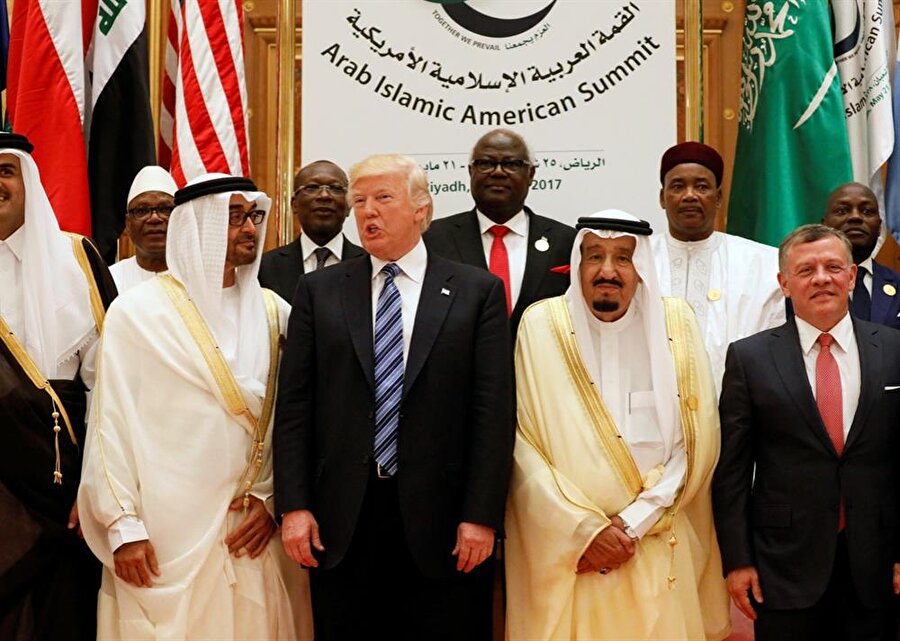 "Katar'ı kontrol ederek İran ile hesaplaşma var"

                                    
                                    Obama dönemimde ABD, Kongre kararı ile 11 Eylül 2001 Dünya Ticaret merkezi olayı mağdurları için Suudi Arabistan’a dava açma hakkı verdi. Suudi Arabistan’ı terörü destekleyen ülke ilan etmişti. Trump ise İran’ı terör ülkesi olarak ilan etti. Suudi Arabistan, Müslüman Kardeşler hareketinin kendi halkını etkileyerek Krallığı riske atar kaygısı ile Müslüman Kardeşleri ve Hamas’ı terör örgütü olarak görüyor. Bu kaygı Mısır ve BAE için de var. Katar’ın Sünni İslam anlayışı Türkiye gibi ama Suudi Arabistan Vahhabi, Selefi’dir. Suudi Arabistan, uzun yıllardır Katar’ı kendi boyunduruğu altına almak istiyor. Katar’ın 2022 Dünya Kupası organizasyonunu düzenlemesi, El Cezire ile Arap dünyasına yayın yapması Suudi Arabistan’ı rahatsız ediyor. Suudi Arabistan Katar’ı kontrol ederek İran ile hesaplaşma peşinde.
                                
                                