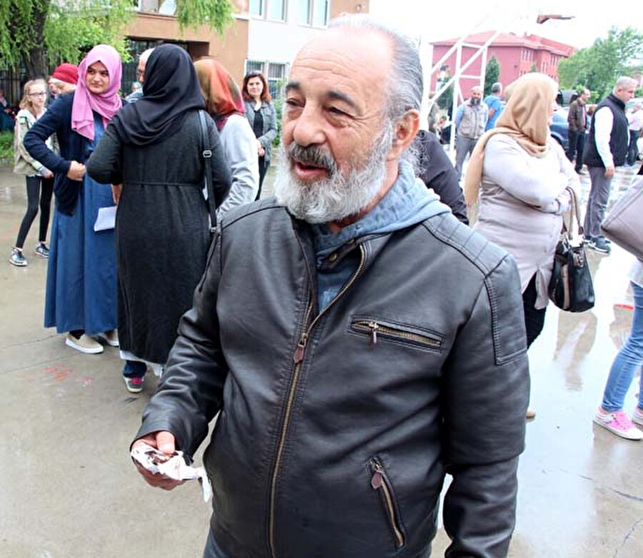 63 yaşında sınava girdi!

                                    
                                    Zonguldak'ta yaşayan emekli işçi 63 yaşındaki Yusuf Demir, üniversite adaylarının katıldığı Lisans Yerleştirme Sınavı'nın  (LYS) matematik oturumu LYS-1'e girdi. Türkiye Taşkömürü Kurumu’ndan 1994'de emekliye ayrılan 63 yaşındaki Yusuf Demir sınavı kazanması durumunda Antropoloji Bölümü okumak istediğini söyledi.
                                
                                
