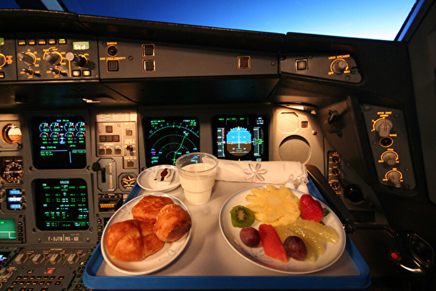 Pilotlar aynı yemeği yemezler

                                    Pilotların menüleri her zaman yolculardan farklı olduğu gibi kendi içlerinde de farklıdır. Yolculardan farklı şeyler yiyen pilotlar bunu gıda zehirlenmesi ve diğer alerjik riskleri minimuma indirmek için yaparlar. 
                                