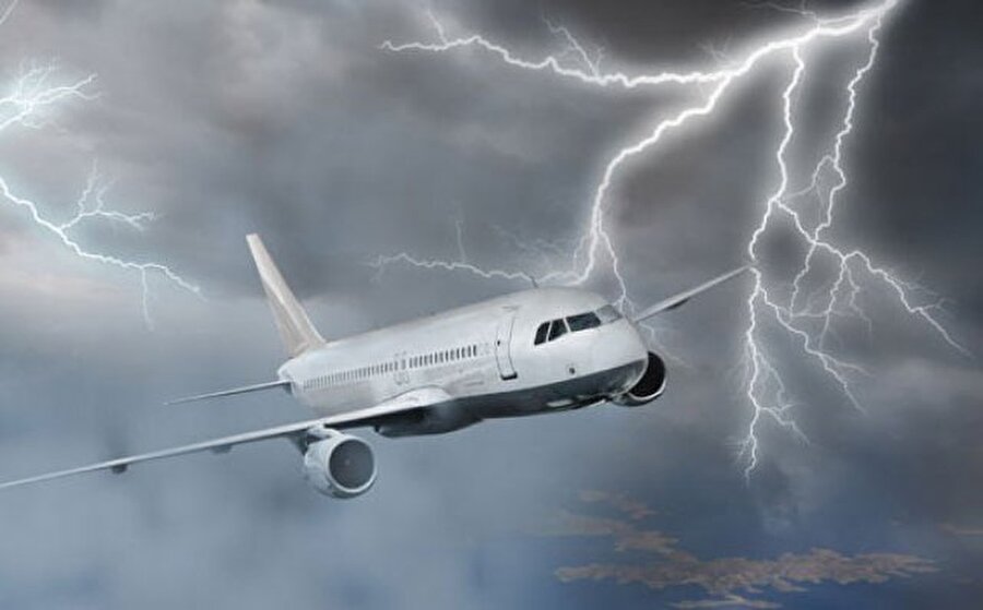 Uçaklara sık sık şimşek çarpıyor

                                    Uçaklarda bulunan iletken ve içinde bulunan yalıtkan madde yıldırımları hissettirmez. 
                                