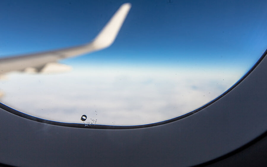 Camdaki o küçük delik de neyin nesi? 

                                    Uçak camındaki o küçük delik kabin basıncını düzenler.
                                