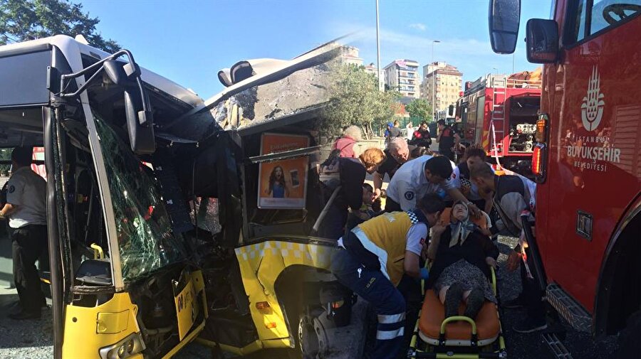 Söğütlüçeşme Metrobüs durağında iki otobüs kafa kafaya çarpıştı