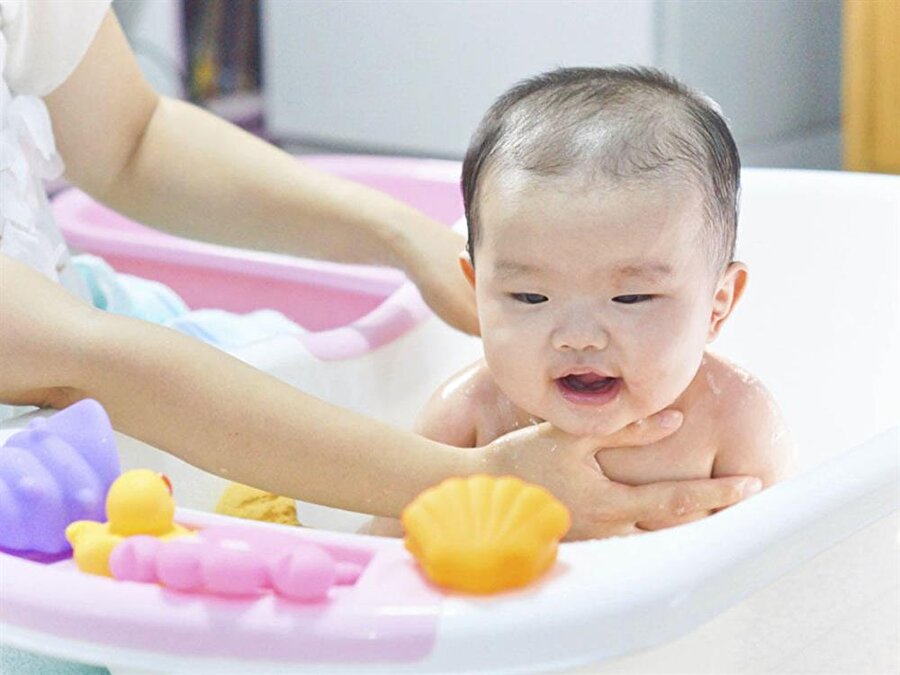 Doğruca banyoya 

                                    
                                    
                                    Ateşlendiğini fark ettiğiniz bebeğinizin öncelikle üzerini soyun. Ardından ellerini, ayaklarını ve yüzünü ılık suyla yıkayın. 
                                
                                
                                