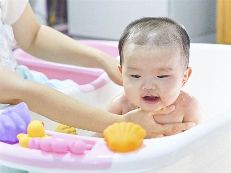 Doğruca banyoya
Ateşlendiğini fark ettiğiniz bebeğinizin öncelikle üzerini soyun. Ardından ellerini, ayaklarını ve yüzünü ılık suyla yıkayın.