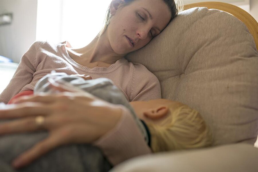 Anne-baba olmak zor iş

                                    
                                    
                                    Kısacası anne-baba olmak bu dünyadaki en zor iş. Evladınız ateşlendiyse o gece uyumayı pek de aklınızdan geçirmeyin. Onun sağlığı için başucunda beklemeniz daha iyi olacaktır. 
                                
                                
                                
