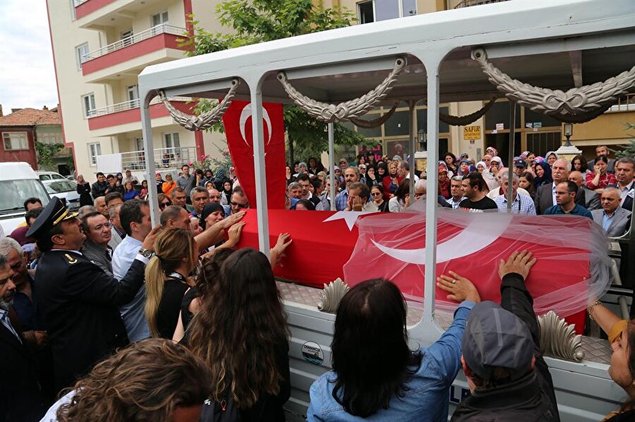 'Kırmızı yazmalı' şehit öğretmene veda