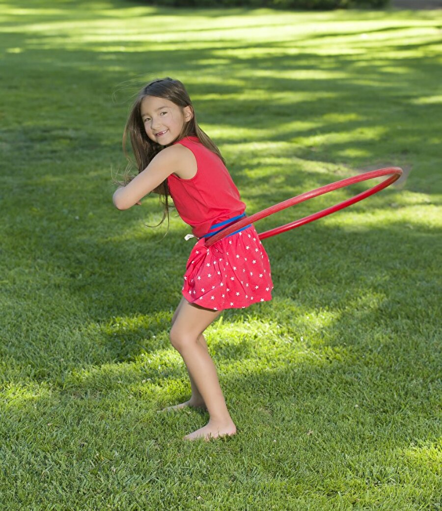 Hula-hoop

                                    1950'li yıllarda çocukların eğlence aracı olan hula-hooplar artık spor için kullanılıyor. Birçok kişi vücudunun şekillenmesi için hula-hoop çeviriyor.  
                                