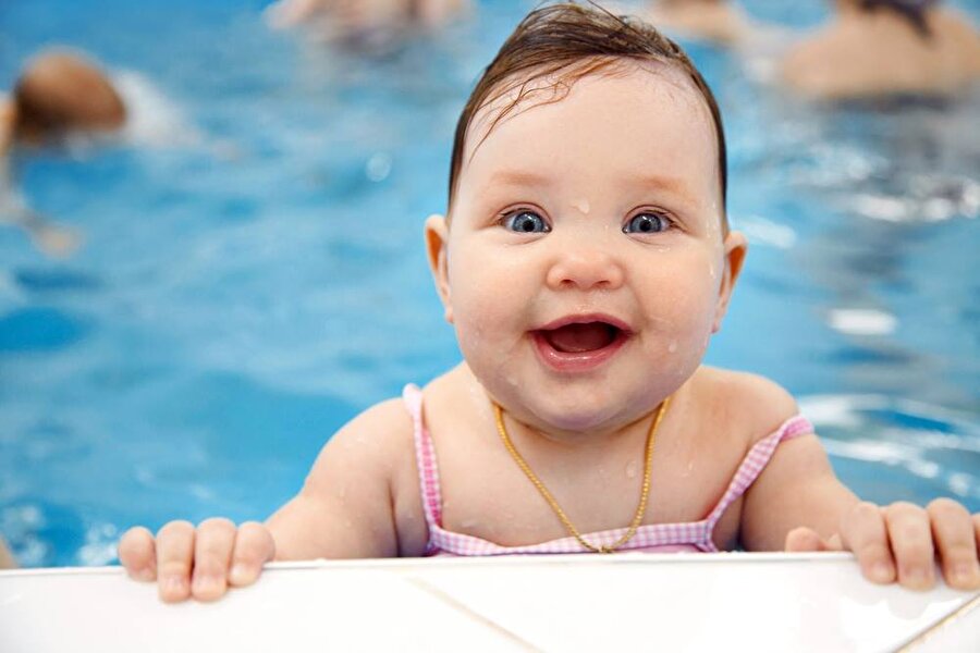 Küçük bebekler genellikle tüm günlerini anneleriyle birlikte kapalı alanlarda geçirirler. Yüzme sayesinde bebekler özgürleşir ve sosyalleşir. 