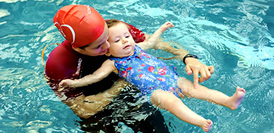 Anne ya da babasıyla yüzen bebeğin ebeveyni ile arasındaki bağ güçlenir.