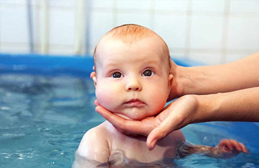 Uzmanlar 21 günlük olan bebeklerin yüzme eğitimi almaya başlamalarının mümkün olduğunu belirtiyor.  
