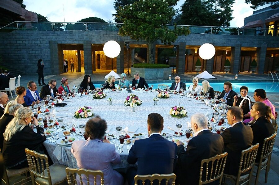 ​Erdoğan, sanatçı ve sporcularla iftarda buluştu