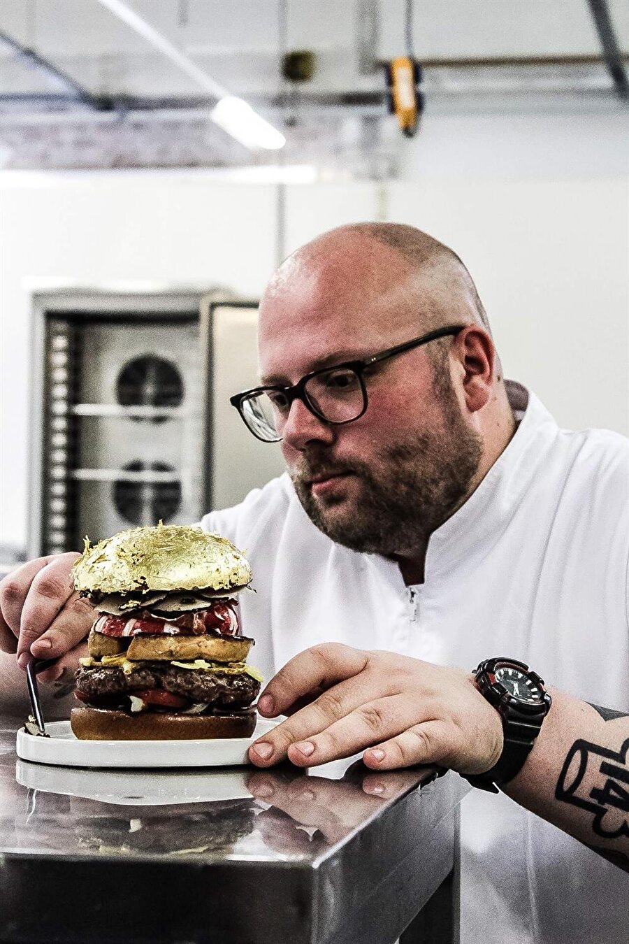 Diego Buik'in hazırladığı hamburger Guinness Rekorlar Kitabı'na "Dünyanın en pahalı hamburgeri" olarak girdi.