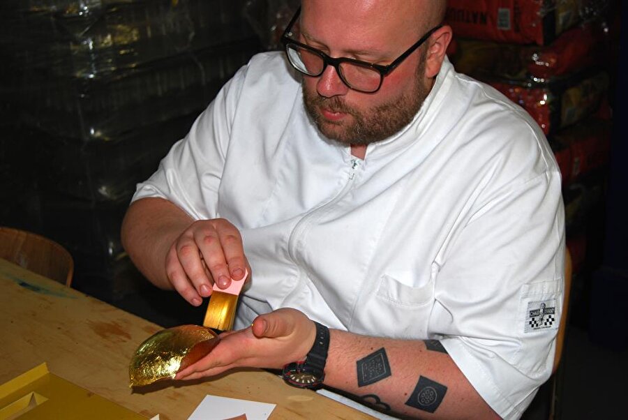 Şef Buik imzası taşıyan hamburgerin üzerinde ise incecik altın yaprak yer alıyor. Bu nedenle de hamburgere paha biçilemiyor.