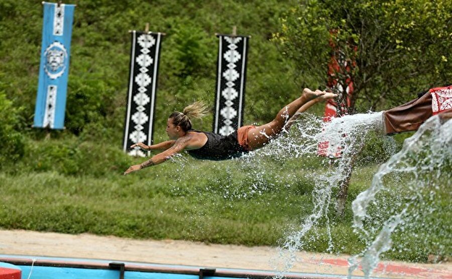En az oyu Elif aldı
Ada konseyinde adı en çok yazılan Sabriye ile bireysel dokunulmazlığın sahibi Adem'in adını verdiği İlhan; Elif ve Ogeday'ın ardından elemeye kaldı. En az SMS oyunu alan Elif Survivor'dan elendi.