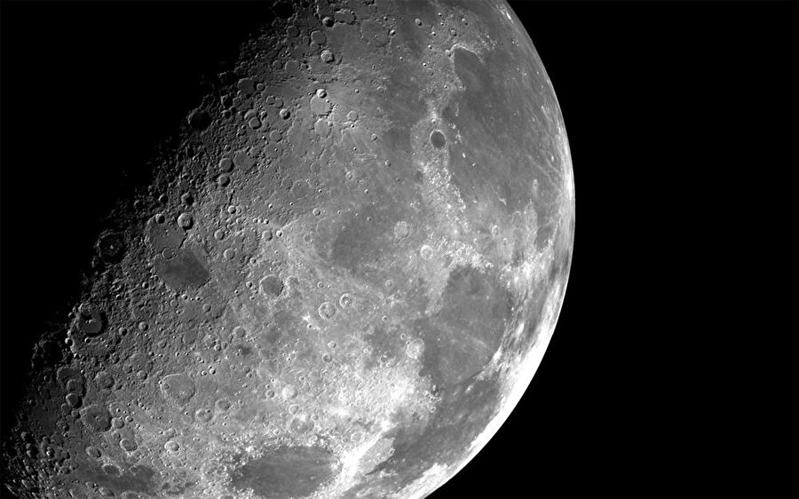 1- Ay'ın karanlık yüzü vardır

                                    Ay'ın insanlar tarafından görülemeyen kısmı için Ay'ın karanlık yüzü denmiştir. Ancak biz göremediğimiz için o kısım karanlık anlamına gelmiyor. Ay ve Dünya eş zamanlı döndükleri için biz insanlar da Ay'ın diğer kısmını görememekteyiz. Sadece bu!
                                