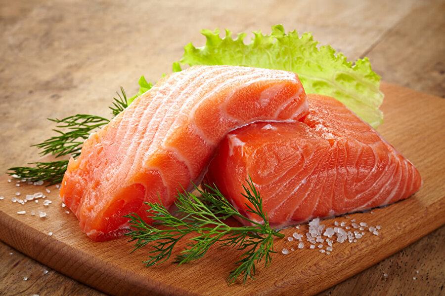 Yağlı balıklar
Somon, sardalya, ton balığı ve uskumru gibi balıklar omega-3 açısından son derece zengindir. 2009 yılında yapılan bir araştırmada omega-3'ün göz sağlığı açısından son derece önemli olduğu kanıtlanmıştır.