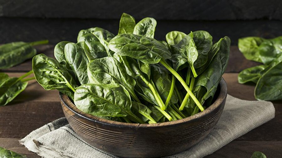 Yeşil yapraklı sebzeler
Koyu yeşil yapraklı sebzeler göz sağlığı için son derece önemlidir.