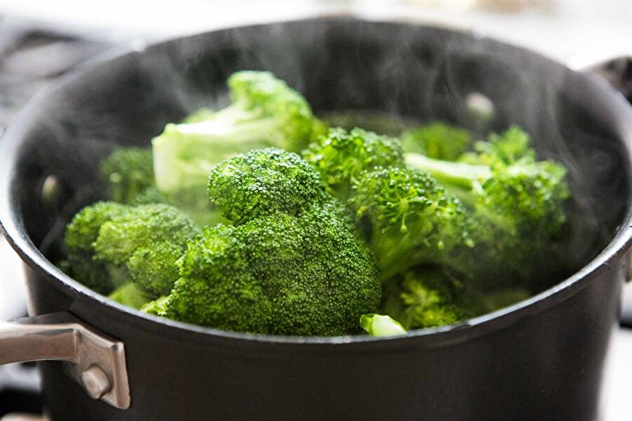 Brokoli
Brokoli hem doyurucu hem de vitamin deposu bir sebzedir. Doğru yöntemlerle pişirildiği takdirde brokoli leziz bir yemek olarak tüketilebilir. C vitamini yönünden zengin olan brokoli göz sağlığı için olmazsa olmazlardandır. 