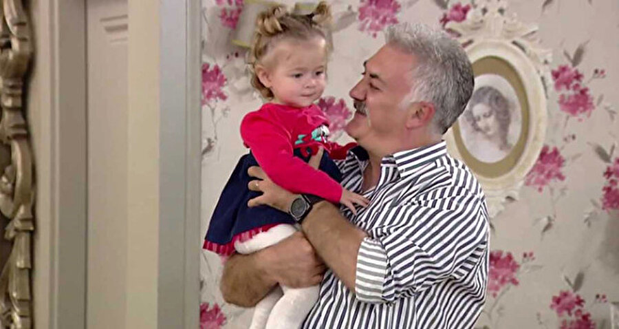 "Ne ara bu kadar büyüdü?"

                                    Son günlerde "Çocuklar Duymasın" dizisinin yeniden ekranlara döneceği konuşulurken, gözler Tamer Karadağlı ve Pınar Altuğ Atacan üzerine çevrildi.  Bu isimlerden Tamer Karadağlı geride bıraktığımız günlerde 11 yaşındaki kızı Zeyno ile çektiği bir fotoğrafı paylaşıp "Ne ara bu kadar büyüdü" notunu düştü.
                                