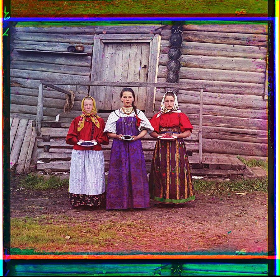 #1 Sheksna Irmağı kenarında köylü kızları. (1909)
