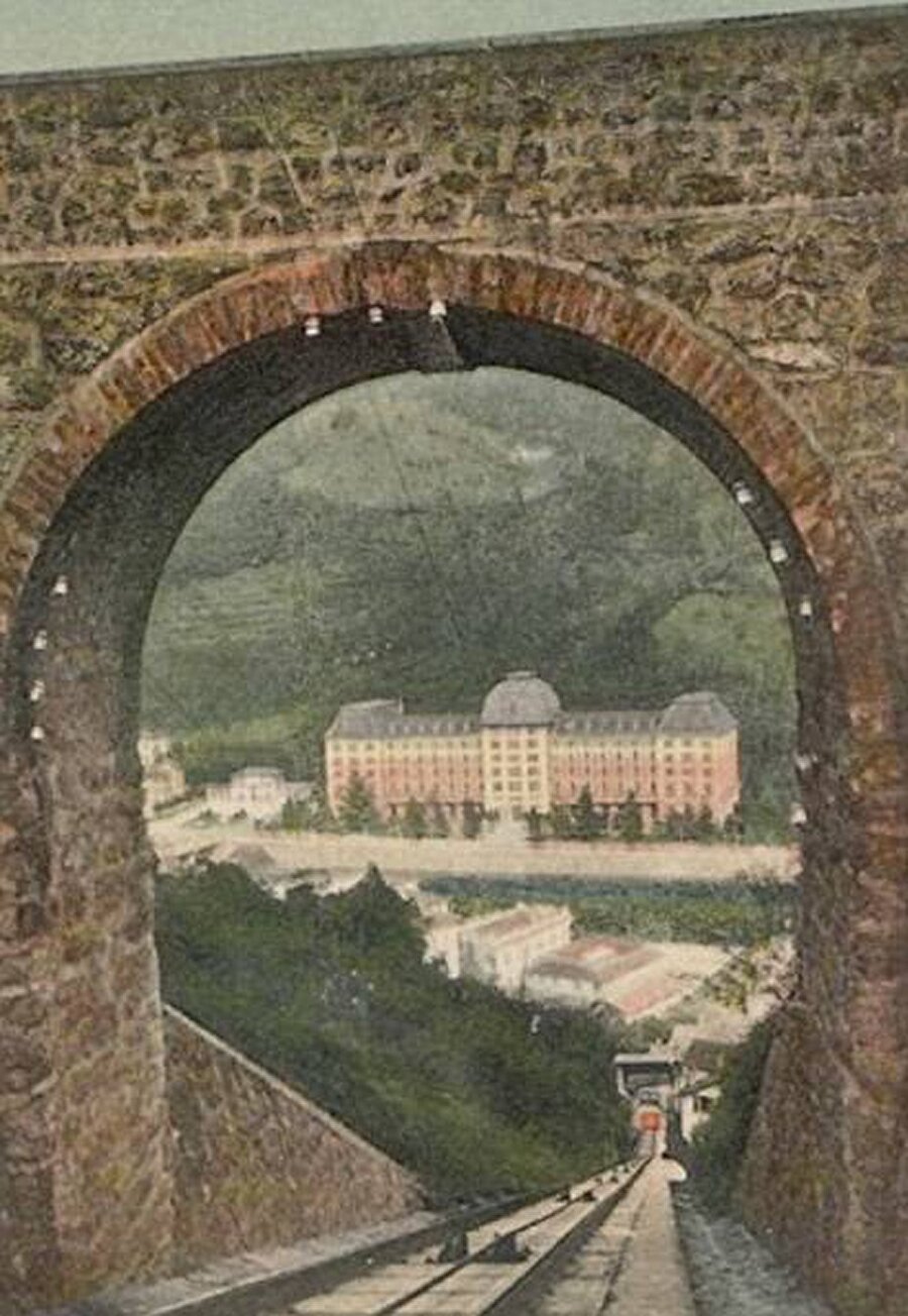 Dünyanın en kaliteli maden suyu kaynaklarına sahip olan San Pellegrino Terme, 1800'lü yılların sonuna doğru zenginlerin uğrak tatil mekanıydı.