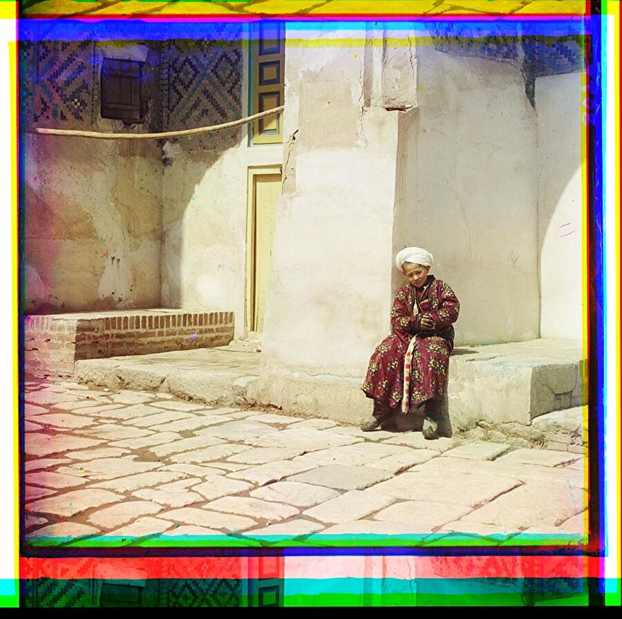 #3 Altın Kaplamalı Medrese önünde bir çocuk. (Semerkant / 1911)
