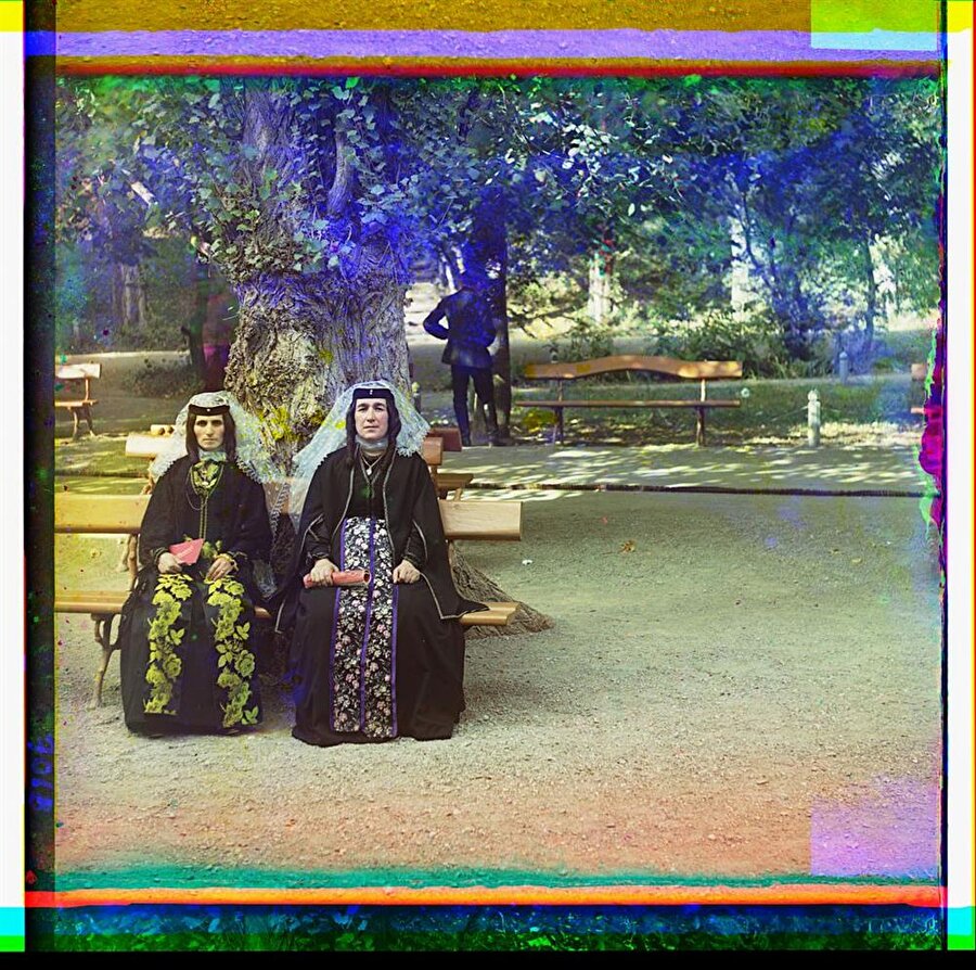#7 Parkta oturan Gürcü kadınlar. (Artvin / 1910)
