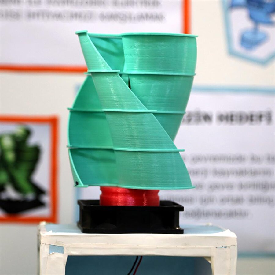 "Tasarımı çok beğenildi" 
Sevindi, bir evin saatlik elektrik ihtiyacının yaklaşık 2 kilovat olduğunu belirterek, şunları kaydetti:
"Bu tasarımdaki 1 metre boyunda ve 1 metre çapında dikey rüzgar türbini hesaplamalarımıza göre saatte yaklaşık 2 kilovat enerji üretebilir. Bu üretilen enerji aküler vasıtasıyla depolanarak evin 1 saatlik elektrik ihtiyacı rahatlıkla karşılanabilir. Böyle bir türbin evin terasına veya çatısına konulduğunda evin elektrik enerjisi veya aydınlatma ihtiyacı karşılanabilir ayrıca türbinin tasarımı oldukça estetik. Balkona konulduğunda göze de hoş gelir. Bu türbini görenler tasarımı çok beğendi, evlerinde kullanmayı düşünenler oldu." Hazırladıkları prototipin maliyetinin 50 lira civarında olduğunu, 1 metre boyunda üretildiği zaman maliyetinin 500-750 lira aralığında olacağını belirten Sevindi, "Bu ücretle bütün evin elektrik ihtiyacı karşılanabilecek. Elektrik faturalarını düşündüğümüzde bu rakam çok düşük. Seri üretimi yapıldığı zaman maliyet daha da düşecek. İnsanlar bu türbini evinde kullanmaya başladığı takdirde, türbine 2-3 ayda bir yapacağı bakım haricinde elektrik maliyetini neredeyse sıfıra indirmiş olacak." değerlendirmesinde bulundu.