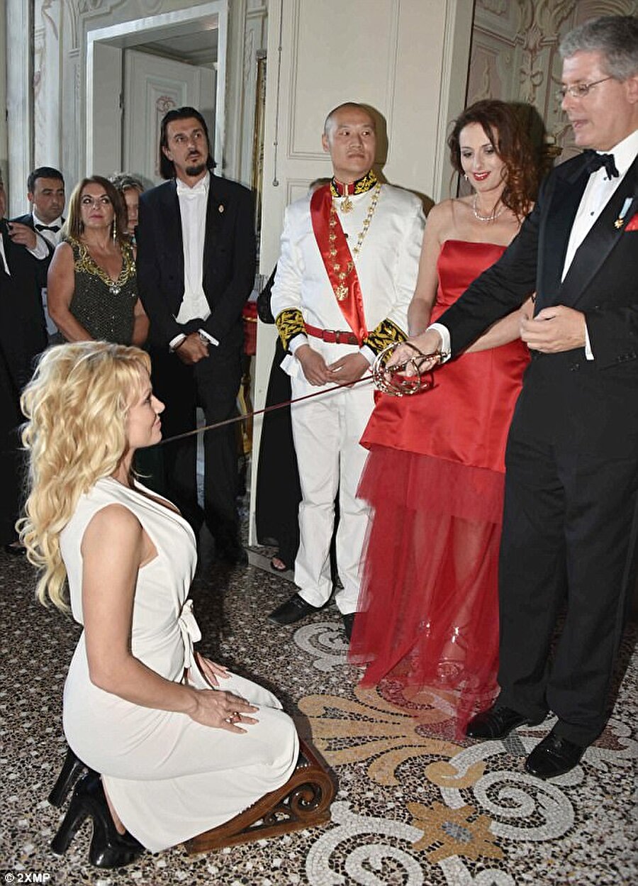 57 yaşındaki sahte prens C.S ile "büyükelçisi" 63 yaşındaki S.S. geçen yaz yaptıkları lüks bir tatil sonrasında yakayı verdi. Bu sahtekar ikilinin ​Pamela Anderson'u "kontes" ilan ettiği ortaya çıktı.

                                    
                                    
                                    
                                
                                
                                