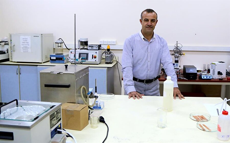 Uygulandığı malzeme ıslanmıyor
Üniversitenin Fizik Eğitimi Anabilim Dalı Öğretim Üyesi Prof. Dr. Oğuz Doğan, yaptığı açıklamada, nanoteknolojik gelişmelerin ve keşiflerin ilk örneğinin doğada bulunduğunu söyledi.
Lotus çiçeğinin yaprağında suyu itme özelliği olduğunu anlatan Doğan, bu yaprağın hidrofobik özellik göstermesinden dolayı su tutmadığını aktardı. Doğan, hidrofobik malzemenin suyu itici özelliğe sahip olduğuna dikkati çekerek, "Lotus bitkisinin su itici özelliği, uygun yöntemler kullanıldığında, silisyum ve titanyumda da var. Bu nano malzemeler, koruma ve anti bakteriyel amaçla kullanılmaktadır." diye konuştu.