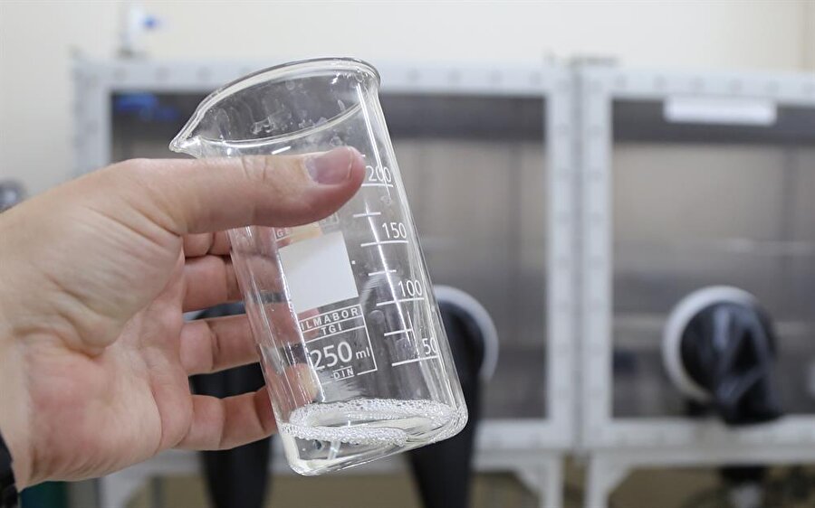 Tarihi eserlerin korunması amaçlanıyor
Malzemenin uygulama yapıldıktan 12 saat sonra aktif hale geldiğini aktaran Doğan, şunları kaydetti:
"Sprey ve mikrofiber bezle yedirme-sürtme yöntemiyle yüzeye uygulanıyor. Uygulamayı genellikle spreyle gerçekleştiriyoruz. Bu malzeme tarihi eserlerin korunmasında önemli bir role sahip. Tarihi el yazma eserlerin korunmasını sağlamak için de kullanılır. Yüksek katlı, camla kaplı binaların dış cephe temizliğinde önemli avantajı var. Bu aynı zamanda antibakteriyel amaçlı da kullanılabiliyor. Dünyada çok az bilinen bu malzeme gelecekte herkesin evine, odasına ve çalışma sahasına girecek."
Uzun süre yürüttüğü akademik çalışmasının yayınını tamamladığını anlatan Doğan, "Akademik dergilerde ve birçok akademik toplantılarda sunumunu yaptık. Aynı zamanda sanat tarihi kongresinde de sunumunu yapmayı düşünüyoruz. Amacımız tarihi eserlerin korunması." ifadelerini kullandı.