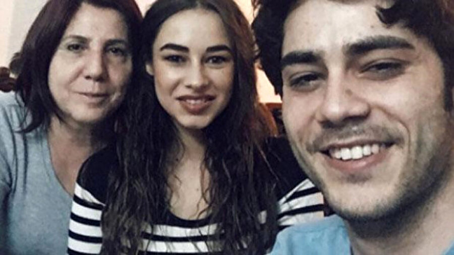Annesiyle tanıştırdı

                                    Berkay Hardal, annesi ve Hira koyuncuoğlu'nun fotoğrafını "Hayatıma anlam katan 2 kadın" notuyla sosyal medyadan yayınladı.
                                